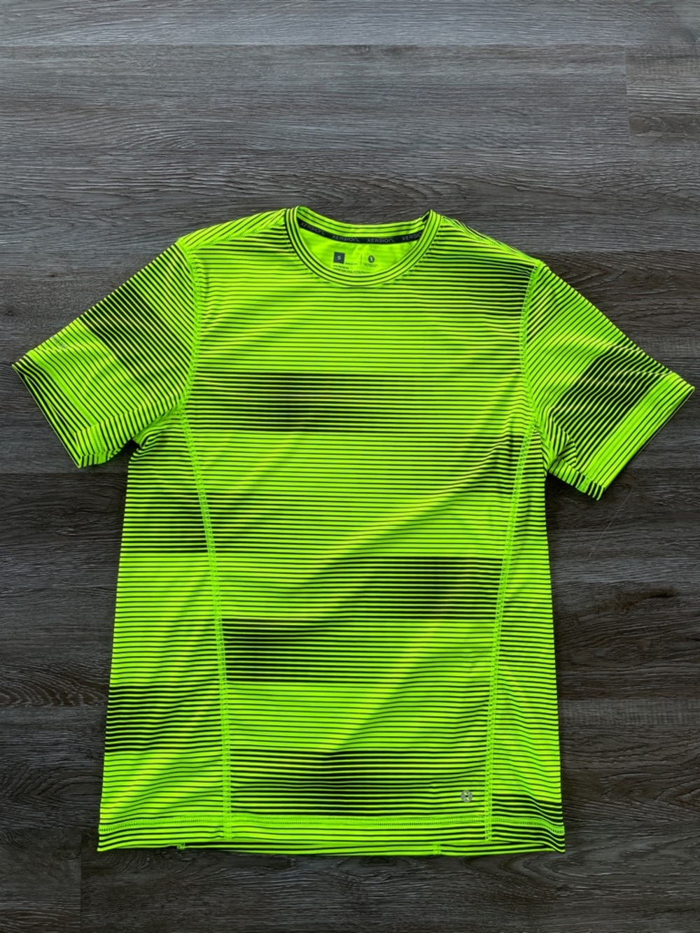 Xersion Quick Dry Neon Green Striped Athletic Tee Men’s Size Small